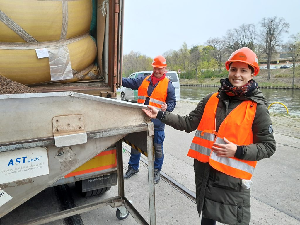 Sandra Berke beim Verladen von Kaffeebohnen - Hafenpraktikum